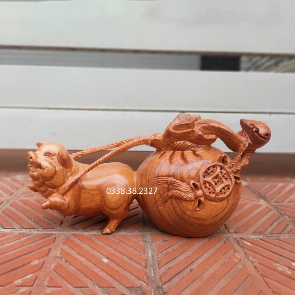 Tượng heo kéo bao chiều dài 20cm và 30cm được làm bằng gỗ hương nguyên khối