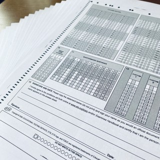 Xấp 20 tờ giấy thi TOEIC