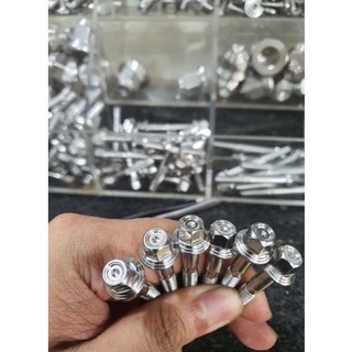 Ốc salaya 6li40 gắn che két nước vario
