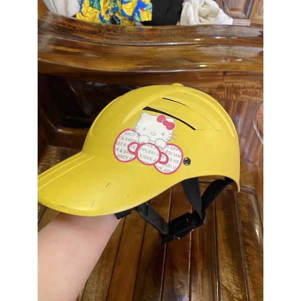 Mũ bảo hiểm Hello Kitty.
