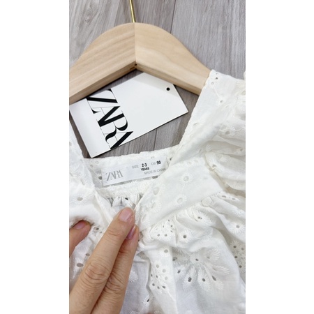 Áo Zara đục lỗ bé gái