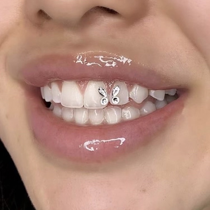 Đá đính răng hình bướm xinh