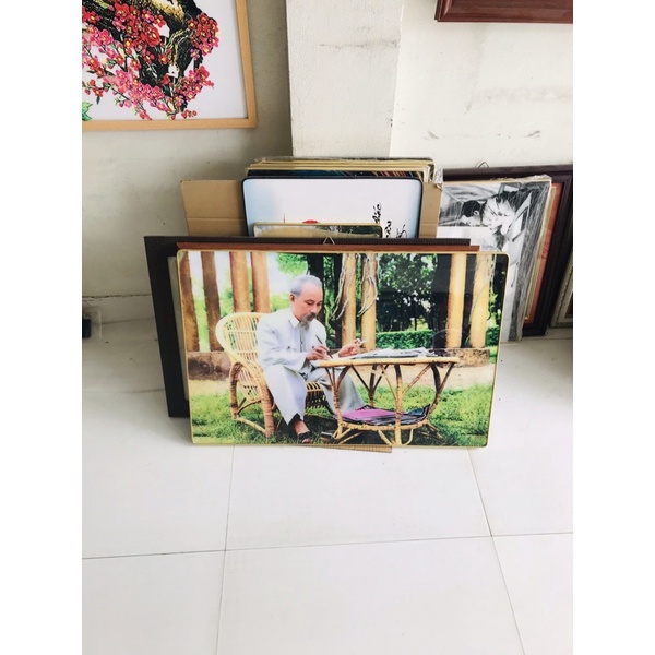 Tranh bác hồ ngồi ghế mây thành phẩm sẵn treo 60x90cm