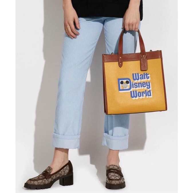 Túi tote Coach Disney X Field màu vàng cá tính