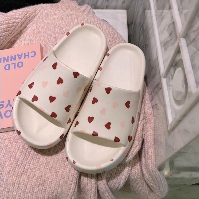 Dép quai ngang đế bánh mì hoạ tiết trái tim siêu nhẹ êm chân phong cách dễ thương dành cho nữ
