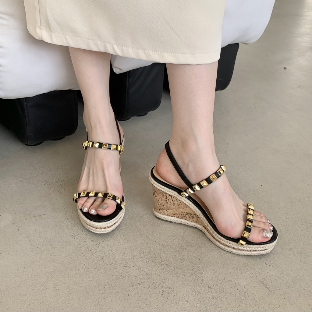 Giày Sandal Cao Gót Hở Ngón Đế Xuồng Quai Mảnh Đính Đinh Tán Phong Cách Mới Mùa Hè 2023