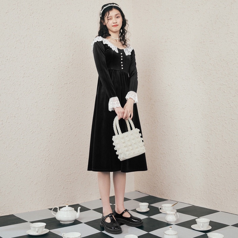 Đầm nhung đen Peacebird