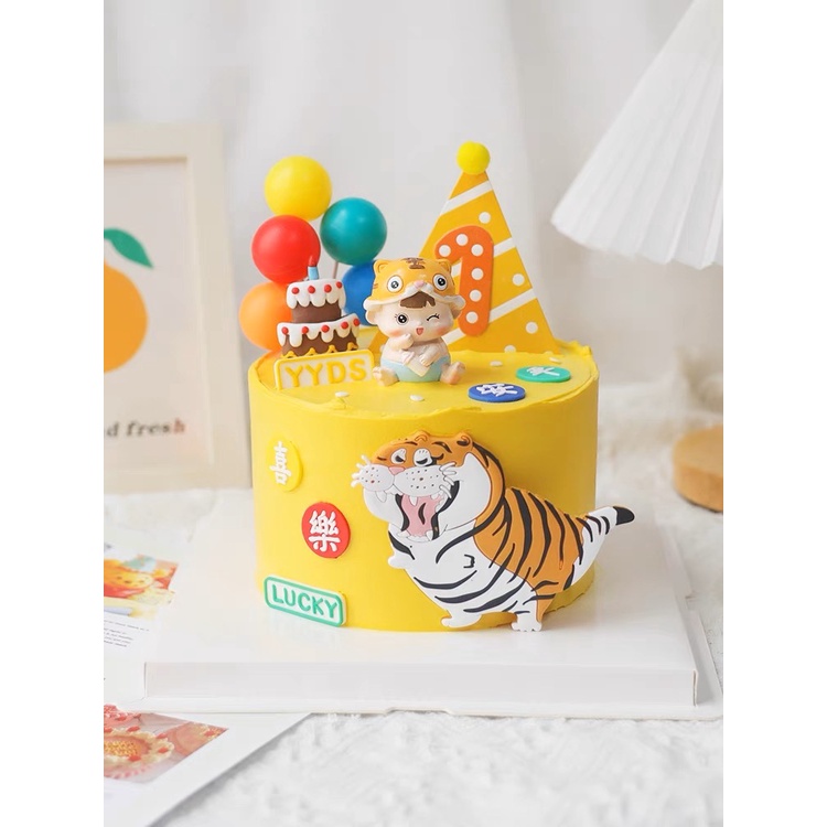 Trang trí bé gái đội mũ hổ quần hồng + bình sữa