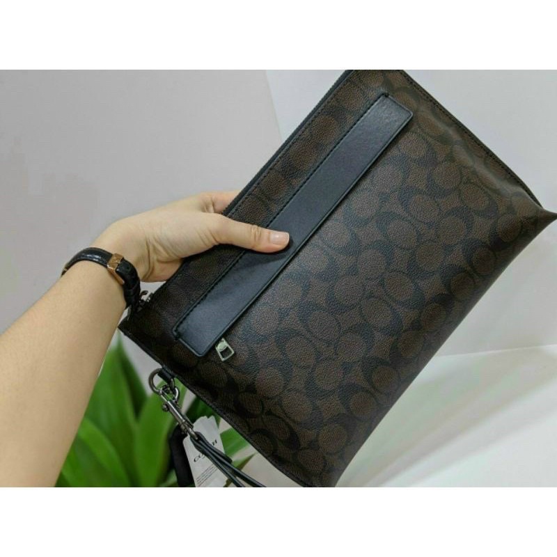 Clutch cầm tay Coach da thật sang chảnh