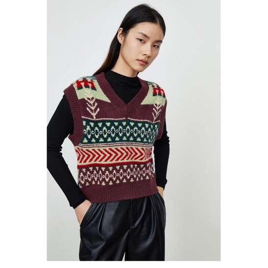 Áo ghile len nâu hoạ tiết Urban Revivo