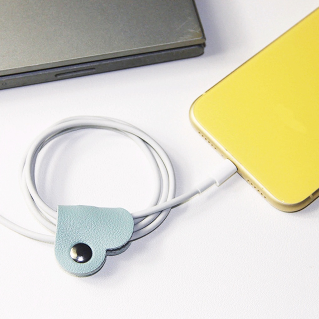 1 / 5 Kẹp Cố Định Dây Cáp Sạc / Tai Nghe Mini Hình Trái Tim Bằng Da Màu Sắc Ngẫu Nhiên