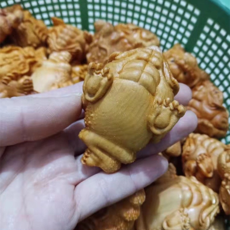 Tượng gỗ Thiền Thừ chiêu Tài lưng có Thất Tinh.