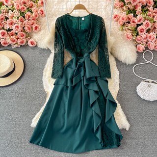 [Có sẵn] Đầm tay dài cổ vuông màu xanh đậm ren dáng xòe
