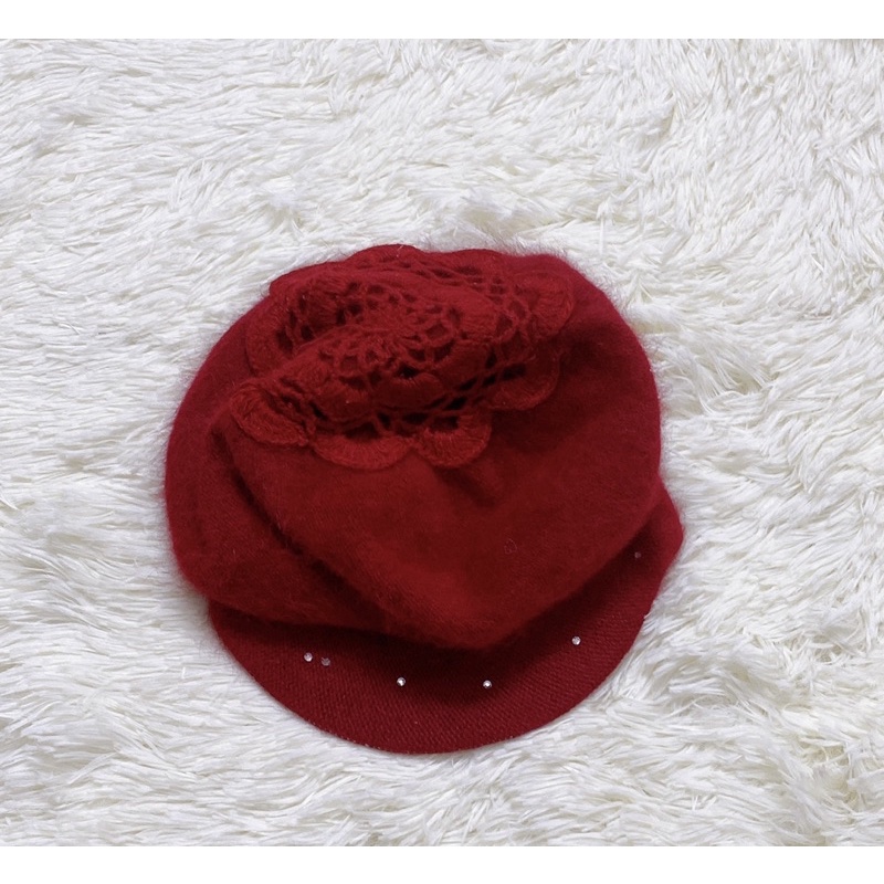 Nón nỉ màu đỏ đô