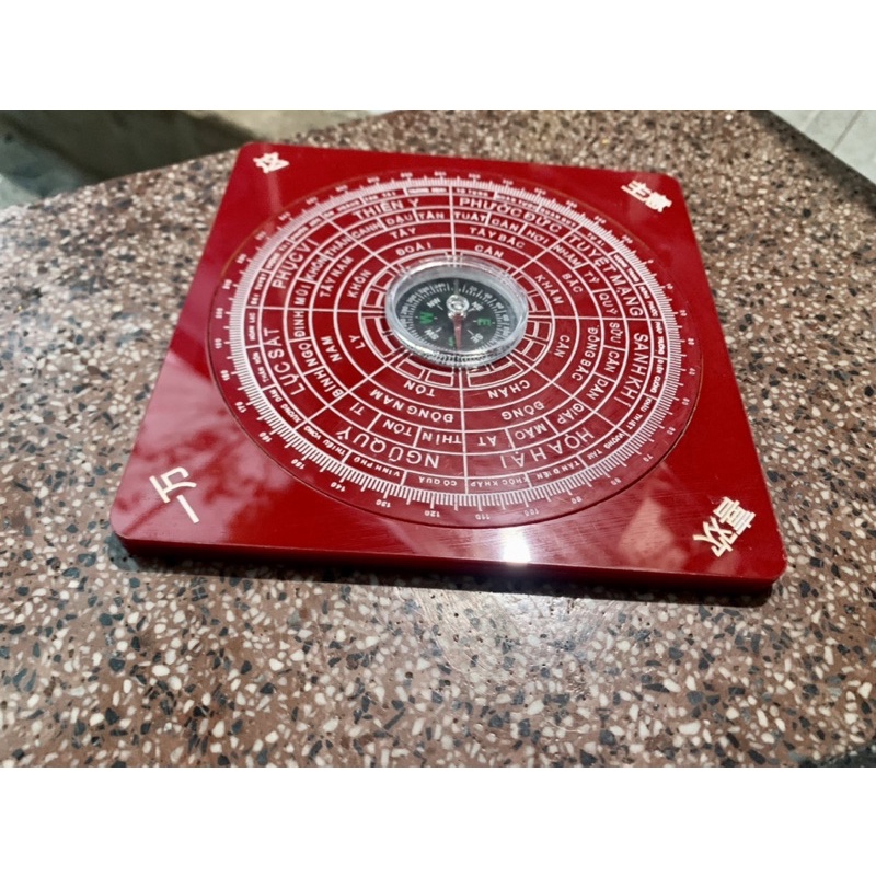 LA BÀN PHONG THỦY - NỀN ĐỎ MẶT TRONG - CÓ KIM  XOAY TÙY Ý GIA CHỦ - HÌNH VUÔNG.
