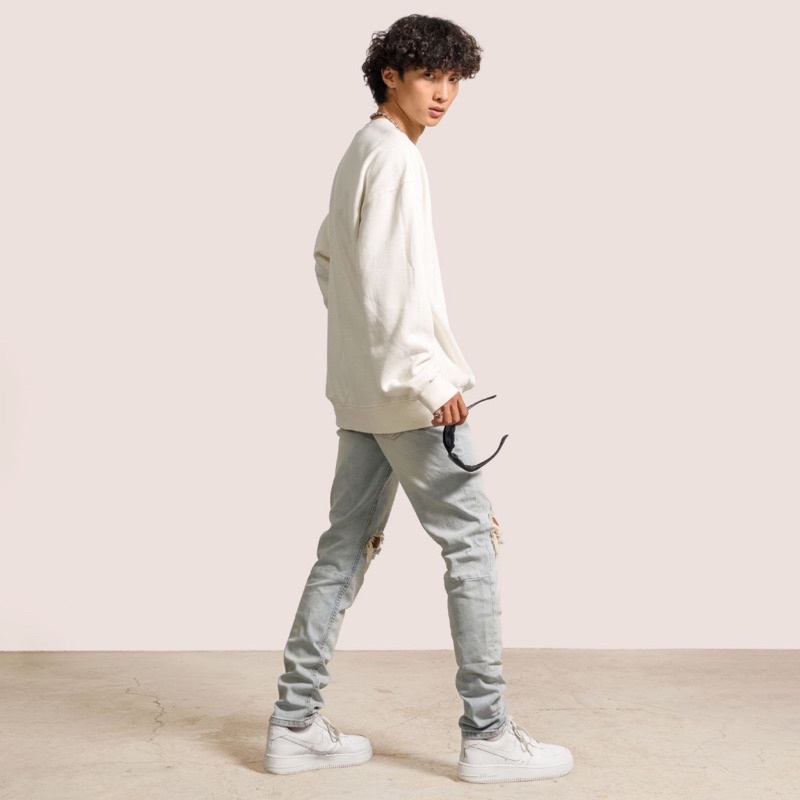 Quần jean nam màu xanh wash bụi KQ8 rách gối chất đẹp, form slimfit ôm vừa, co giãn thoải mái khi mặc.