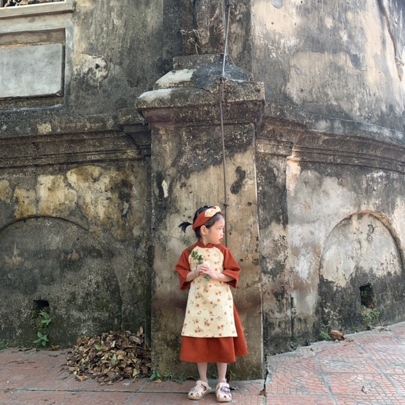 Áo dài cách tân cho bé trai và bé gái màu cam pha màu be và họa tiết hoa lá cực sang choảnh