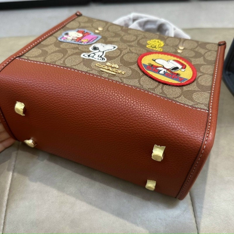 Túi Coach Tote X Peanuts hoạ tiết sticker