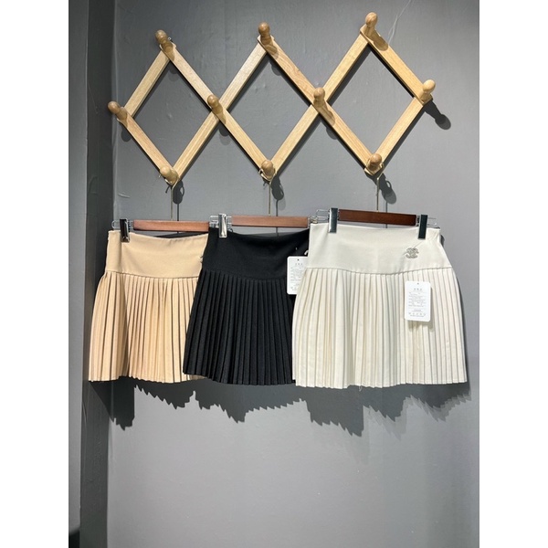 Chân váy tennis xếp ly ngắn, dáng xoè, lưng siêu cao, có quần lót trong, gắn hoạ tiết siêu xinh