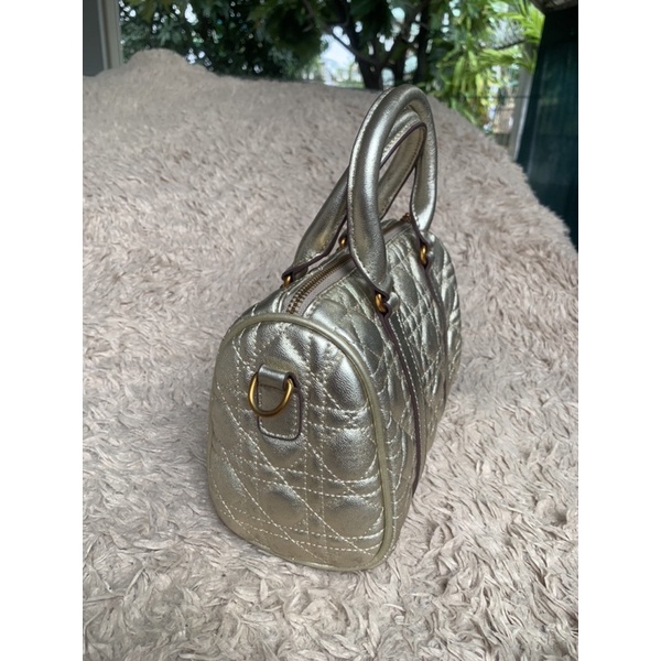 Túi chuẩn si. Túi qua sử dụng. Khách vui lòng xem hình nếu muốn biết thêm thông tin sản phẩm mời khách vô chat . Thanks.