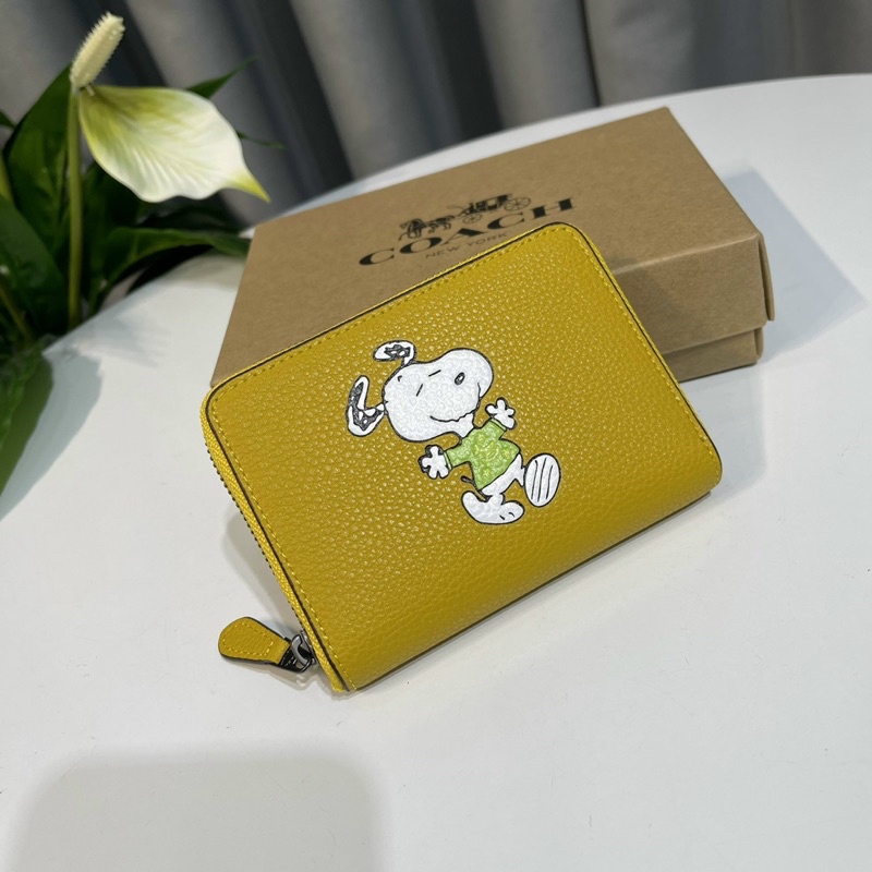 Ví ngắn Coach X Peanuts Zip màu vàng