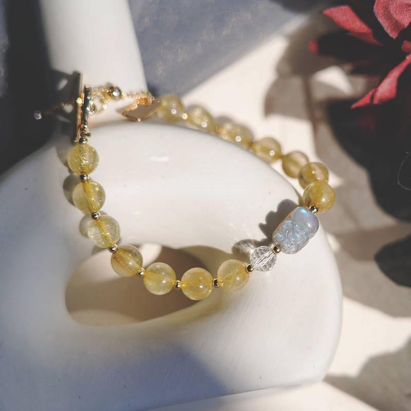 Vòng Đeo Tay Bằng Titan Đính Pha Lê Màu Vàng May Mắn