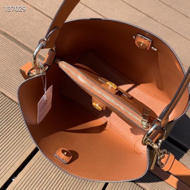 Túi xách công sở Coach Small Town Bucket size to viền cam