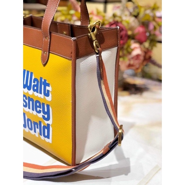 Túi tote Coach Disney X Field màu vàng cá tính