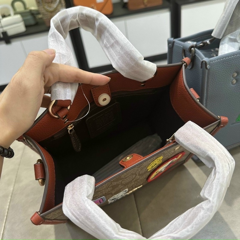 Túi Coach Tote X Peanuts hoạ tiết sticker