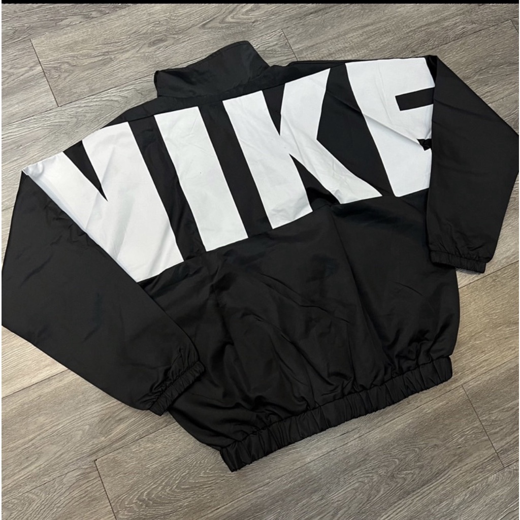 Áo khoác gió NIKE cao cấp ,dày dặn , hàng chuẩn 2 lớp , tag mác đầy đủ , i hình bên shop  ACA STORE 888