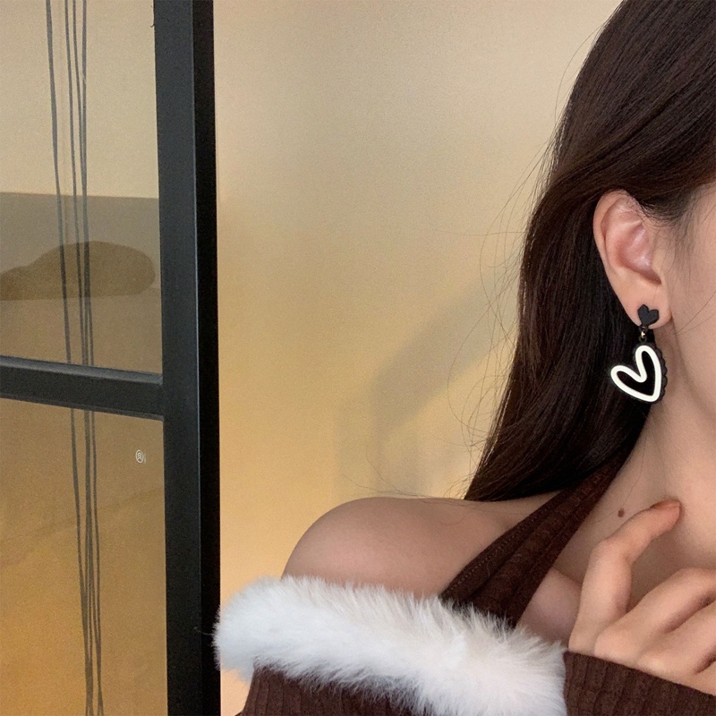 Khuyên Tai Hình Trái Tim Rỗng Màu Trắng Đen Phong Cách Hàn Quốc Dễ Thương Dành Cho Bạn Nữ