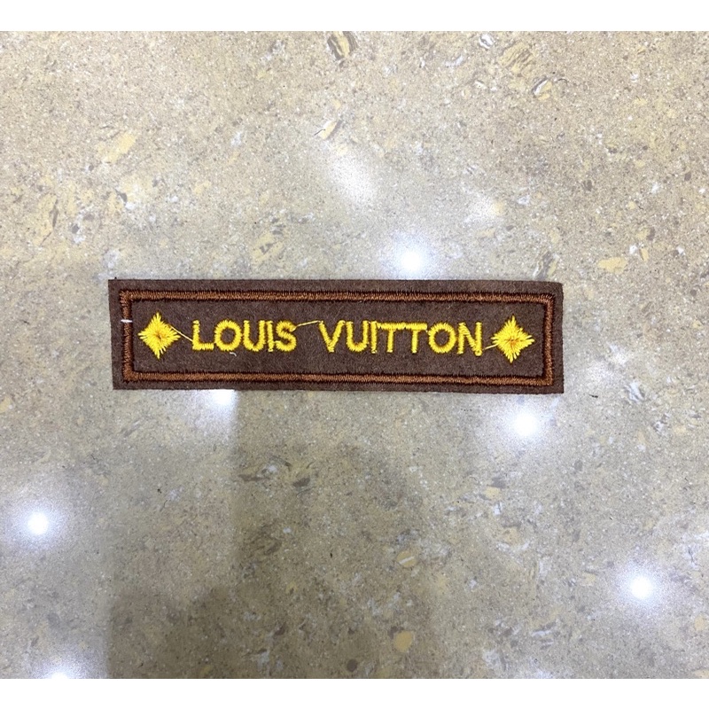 Sticker logo thêu LV sao chữ vàng nền nâu 3x7