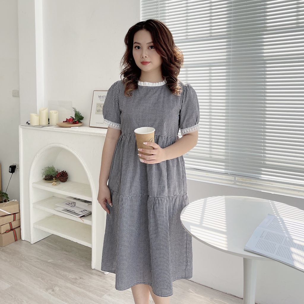 Đầm bầu thiết kế công sở babydoll MISS RITA Đầm bầu dự tiệc mùa hè kẻ caro đen trắng tay ren cổ viền trắng cách điệu
