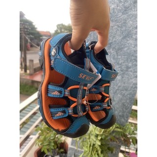 Sandal bịt mũi cho bé