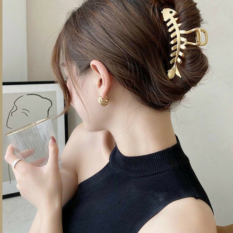 Kẹp càng cua kim loại hình xương cá siêu xinh cho bạn nữ.