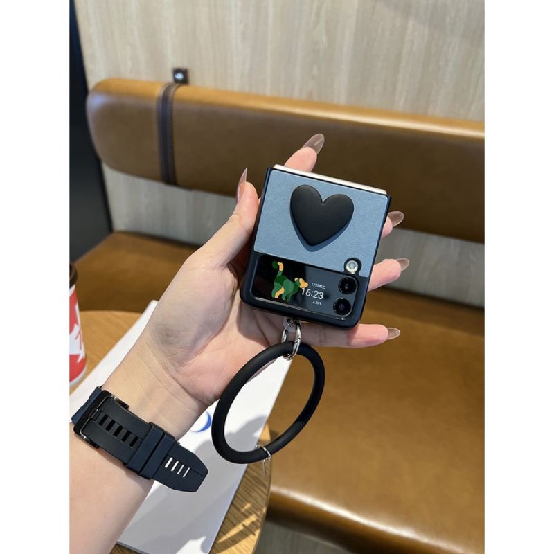 Ốp Z Flip 4 - Z Flip 3 - Z Flip3 - Flip4 5G charm tim kèm vòng silicon đeo tay xinh xắn cá tính