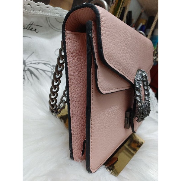 Túi đeo chéo GC đầu rồng hồng nude da bò 2 nắp 16x20 có test da