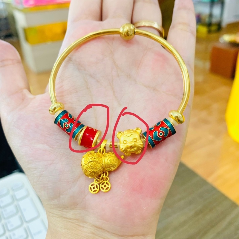 set vòng đỏ 5 charm của Lan Vy Phạm