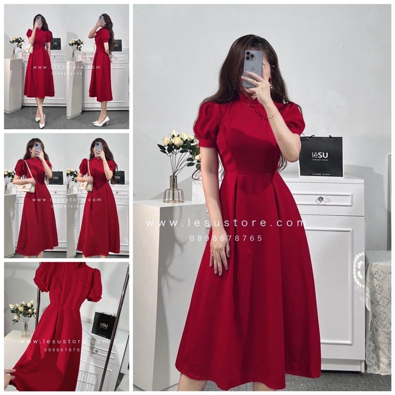 đầm nhung đỏ xếp li dáng dài cổ trụ lượn sóng cài nơ ngực tay lỡ bồng dáng xoè dài