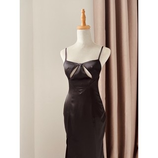Đầm lụa 2 dây lưng v cut-out ngực (có mút) Mevauyen