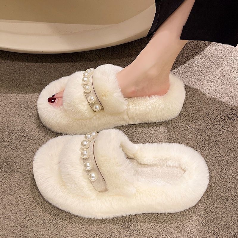 Đeo ngọc trai dày lông dép đi trong phòng