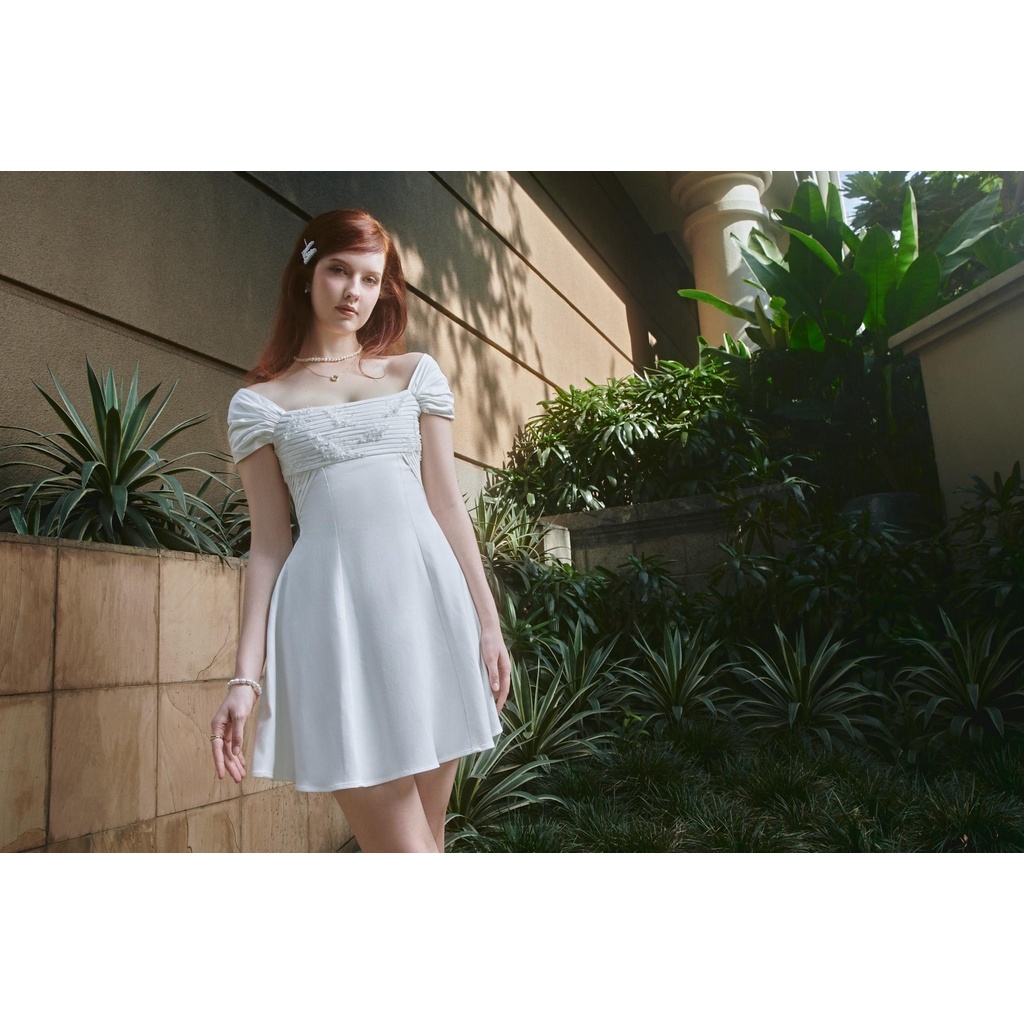 MAVEN - Váy trắng trễ vai xếp ly ngực đính kết Emma Dress