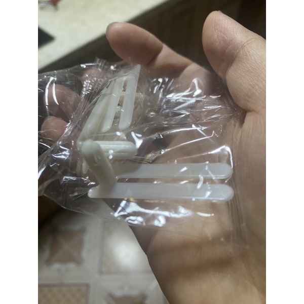 Móc cài cửa tủ ghép. 1 móc cài đc 2 cửa