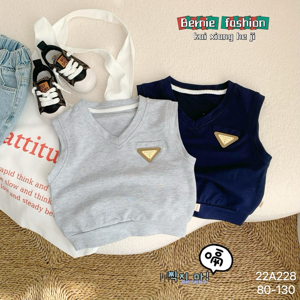 Áo gile bé trai 2 màu chất da cá đính huy hiệu nổi bật cool ngầu phong cách hàn quốc cho bé từ 9 đến 24kg