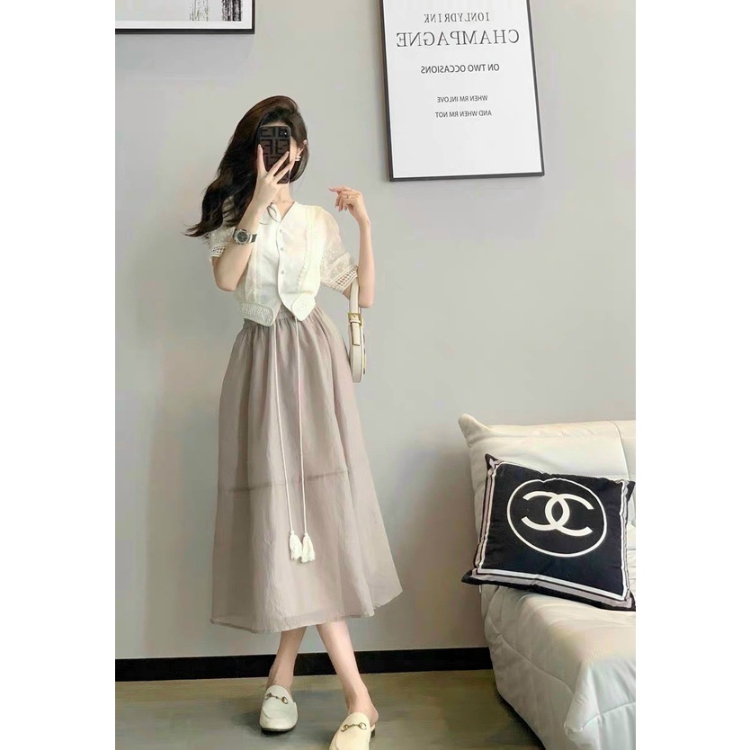 “Ở đây khum có trà đào 🍑 Ở đây chỉ có lỗi vào tim em 💗 “ sét chân váy xếp ly nu+ áo sm trắng diện e này siu sang lun a