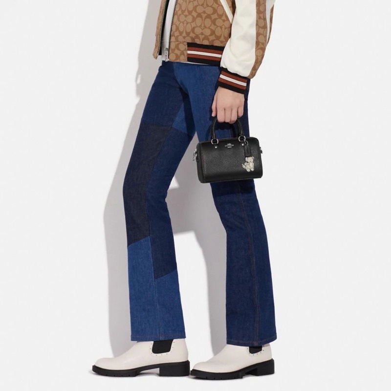 Túi đeo chéo Coach Mini Rowan Crossbody dáng trống