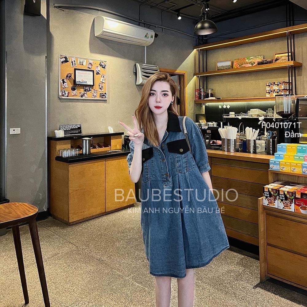 Đầm jean màu xanh đậm dáng suông có túi phối cổ bẻ đen tay ngắn