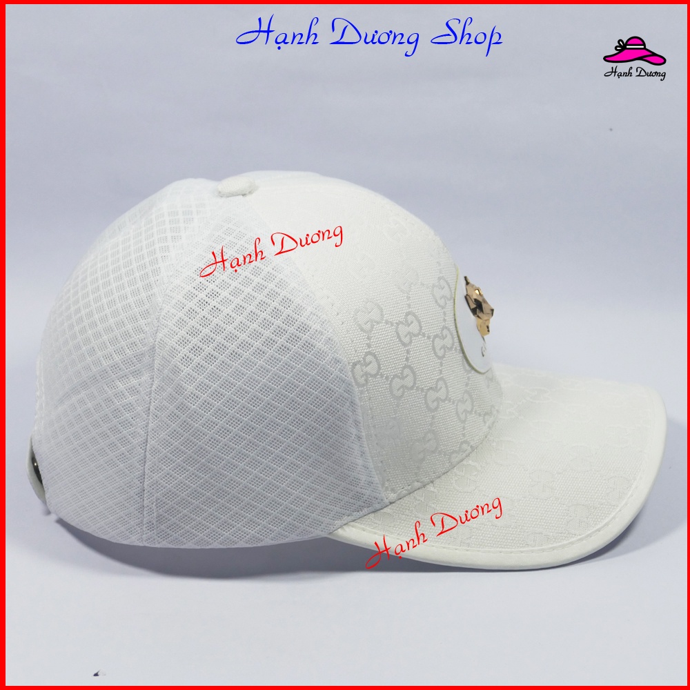 Mũ lưỡi trai có gắn mặt sắt với thiết kế thời thượng. Nón có chất liệu vải mềm mại phù hợp cho cả nam và nữ