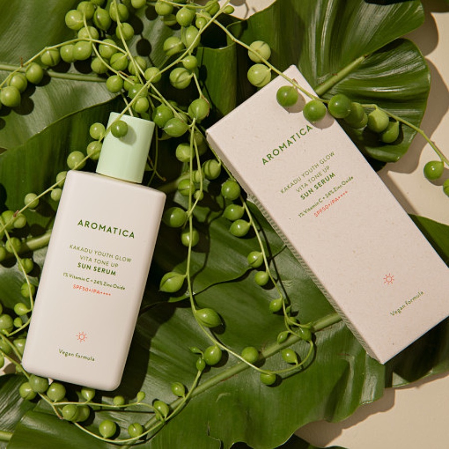 Serum chống nắng thuần chay nâng tông sáng da Aromatica Kakadu Youth Glow Vita Tone-up Sun Serum SPF50+ PA++++ 60ml