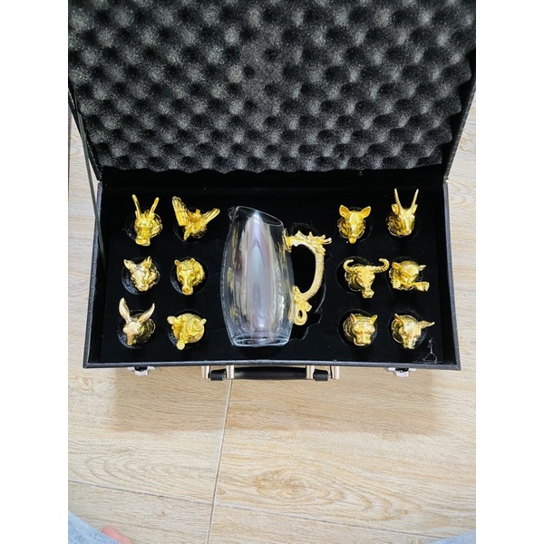 Bộ Ly Uống Rượu 12 Con Giáp Thuỷ Tinh Mạ Vàng, Bạc ( Bao Gồm Bình Rượu và Tặng Kèm Hộp Vali Da )